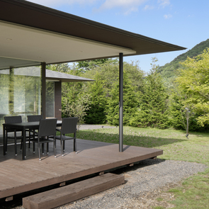 棚田のような階段のあるエントランスホール