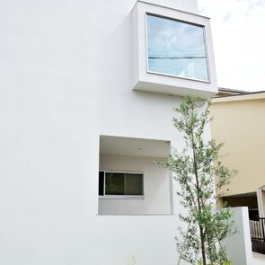 吹き抜け越しに個室を見る