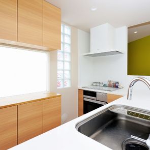 広々と配置されたリビングのレイアウト