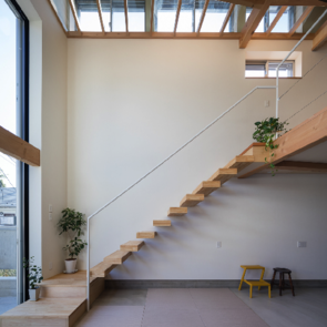 デッキテラスは透明なポリカーボネートの屋根で半屋外空間