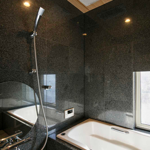 ブラインドから光が注ぐ明るい室内