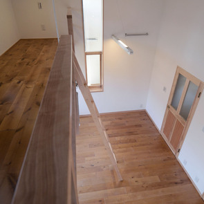 寝室は落ち着いたトーンでシンプルに