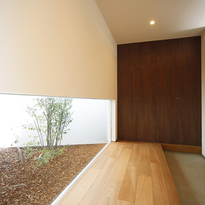 中庭の緑に癒されるリビング