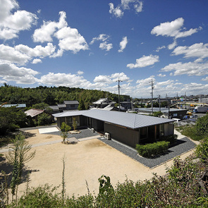 光を放つ本棚『知恵の木』