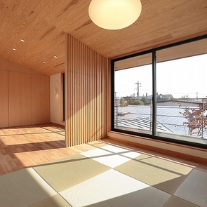 両サイドが全面窓の光あふれる廊下