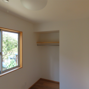 優しい色合いのカーペットを使用した、２部屋に分割できるように設計された上品な子供部屋
