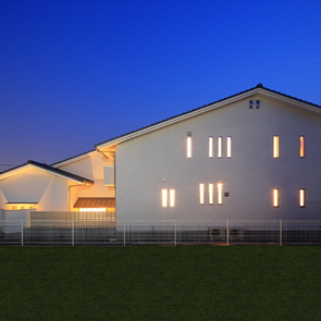 緑の映える明るいエントランス