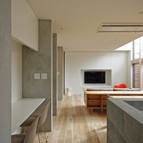 玄関ホールは戸を閉めればそのまま階段に繋がる