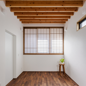 周囲に一際明るく輝く夕景外観