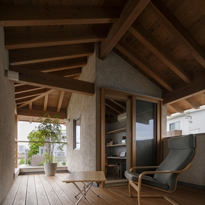 ３方向が室内に面した中庭（コートハウス）