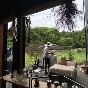 吹き抜け空間を活用するために２階にリビングを設置した、開放感あるＬＤＫ