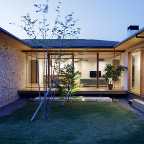 ダイニングから玄関方向を見返す。