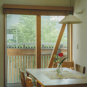 ダイニングから中庭の緑を臨む