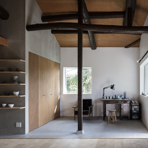 クローゼットと造り付けのベッド