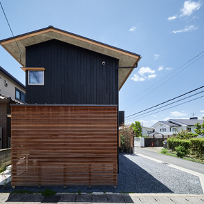 白とステンレスでまとめられたスッキリとしたキッチン