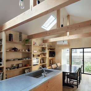 普段からダイニングテーブルで寛ぐ生活のため、いわゆるリビングはありません。