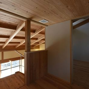 ナチュラルなフローリングと白い壁の部屋