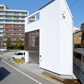 川のそばに佇む外観