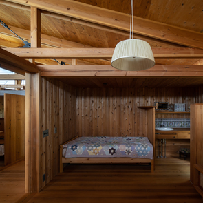 外との一体感を感じさせる大きな窓