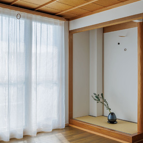 既存の長押・障子を撤去し天井いっぱいの開口に変更。重ねた2種類のレースカーテンが光の疎密を生む。