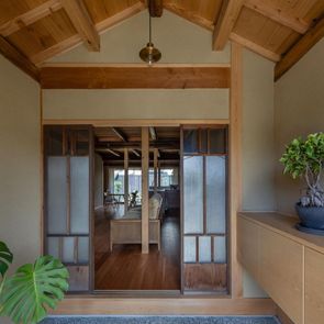 一度解体して組み直した玄関。建具も傷みの激しい箇所を補修して再利用。