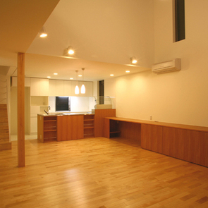 ２階の採光をより１階にとどかせるための「らせん階段」