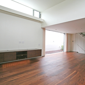 高窓から光が射すリビングダイニング