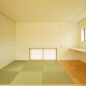 光が差し込む中庭の階段