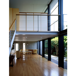 床下から風が吹き込むパティオ