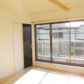 開口部を大きくとった寝室とバルコニー