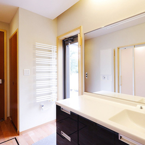 光を取り込むガラス階段