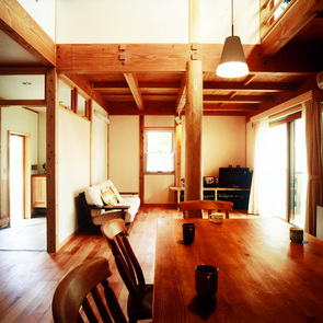 鏡の効果で広く感じる玄関