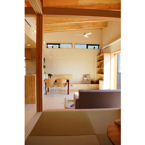 ハイサイドライトが照らす明るいリビング