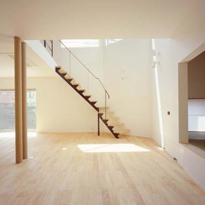 燦々と日差しが入る、シンプルで開放的なリビング・ダイニング