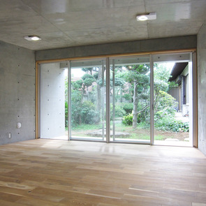 大きな窓のある真っ白い洗面ルーム