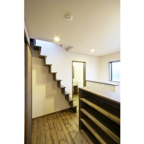 ウッドデッキのようなスノコ状のロフト。