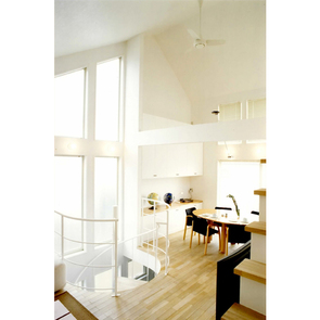 夜の玄関から見るテラス