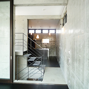 リビングからロフトを望む