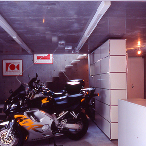 バイクガレージのある家