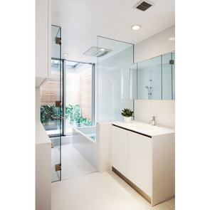 ホワイトでまとめた1階浴室と洗面室