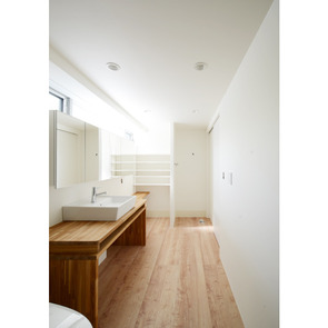 作り付け収納棚がある洗面スペース