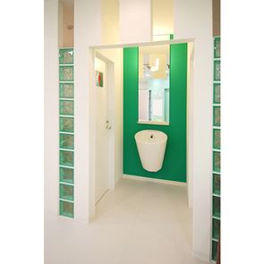 中庭へとつながる印象的な板張りの天井