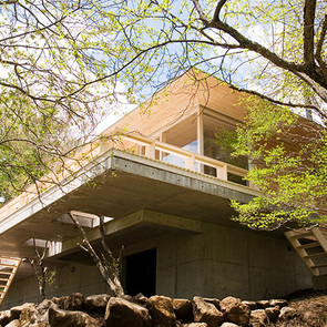 木で組まれた重厚感のある２階スペース