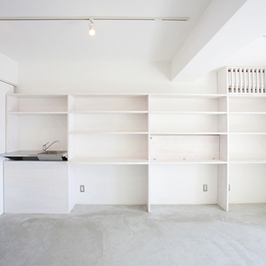 カウンターは下に留守番の犬のケージがセットできる様にサイズを製作