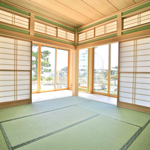 和室Aより開放感あふれる広縁を見る