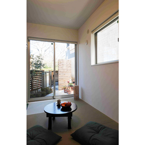 窓からは木々や空を見ることができる、プライバシーを守りながら開放的な空間を実現したサニタリースペース