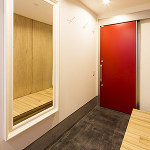 赤い玄関ドアが映えるすっきりとシンプルな玄関 Fevecasa フェブカーサ