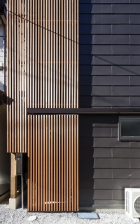 外壁と木の格子の組み合わせが印象的なファサード Fevecasa フェブカーサ