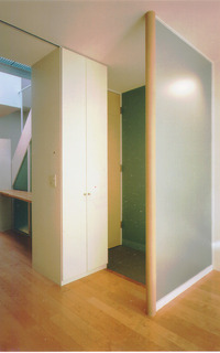 フロストガラスで目隠ししたシンプルな玄関スペース Fevecasa フェブカーサ