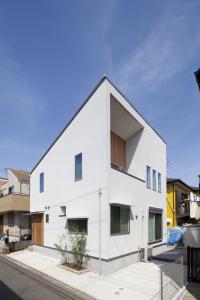 ロフトには大型収納を施した片流れ屋根の家 Fevecasa フェブカーサ